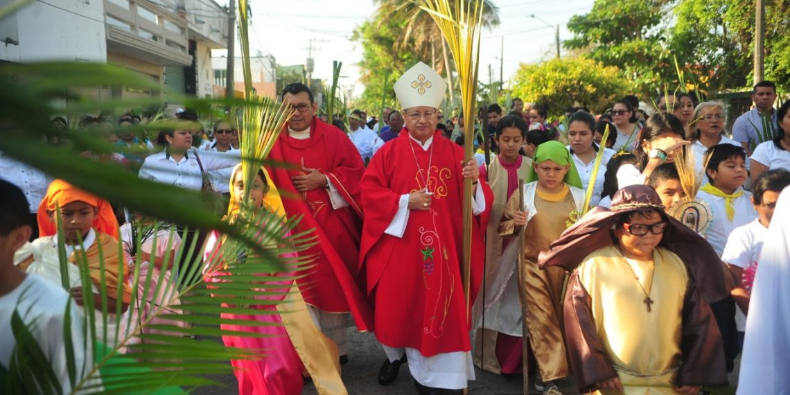 Obispo reza por la seguridad de Coatza al iniciar festividades por Semana Santa