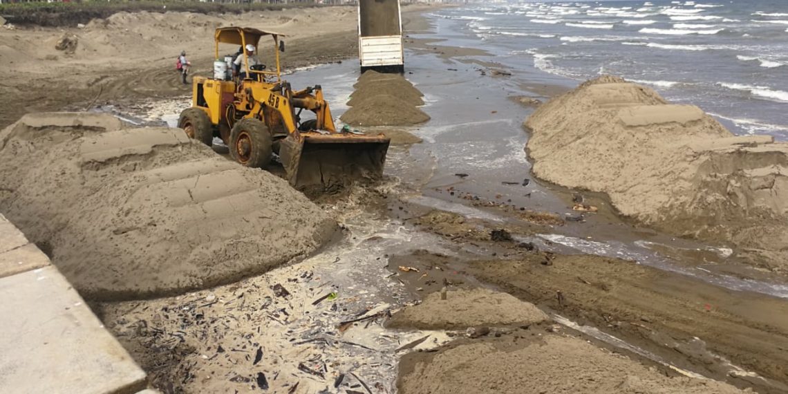 Persisten descargas de aguas negras en playas a días de Semana Santa