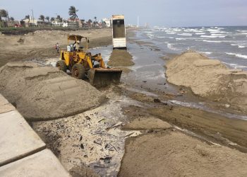 Persisten descargas de aguas negras en playas a días de Semana Santa