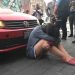 Mujer se estaciona frente a Palacio Nacional; pide hablar con el presidente