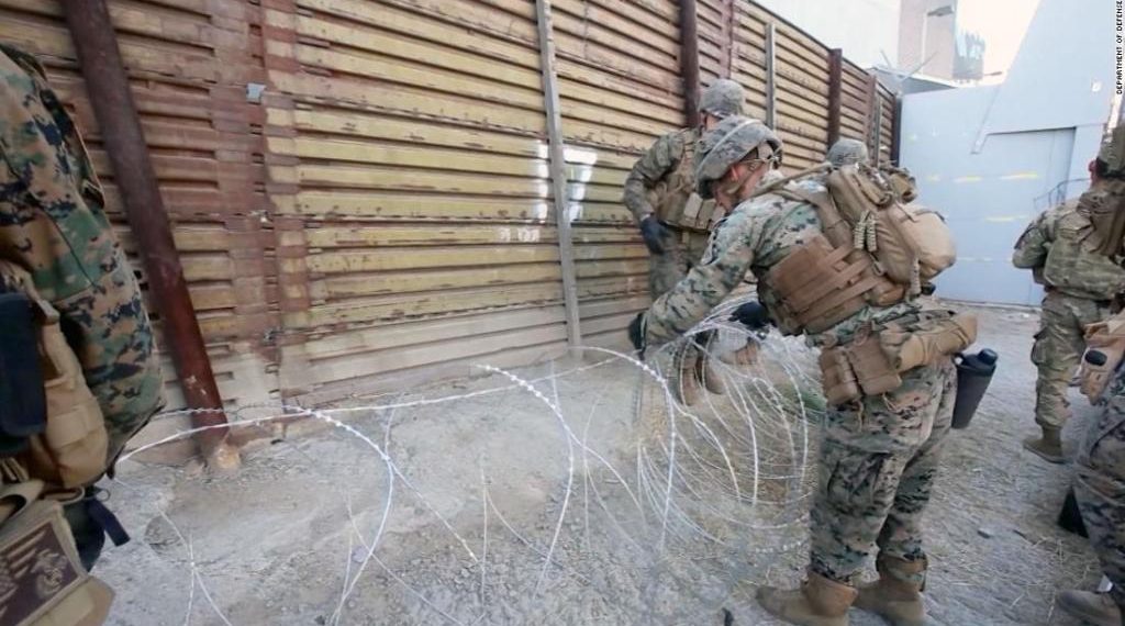 Militares mexicanos armados interrogan a soldados de EE.UU. en el lado estadounidense de la frontera