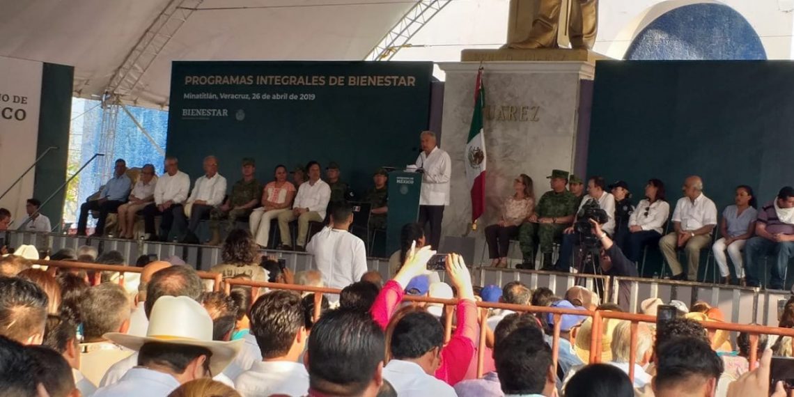 AL PIE DEL BUSTO DE BENITO JUAREZ