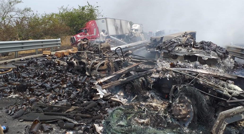 Se calcinan dos personas en accidente automovilístico en la Tinaja-Cosoleacaque