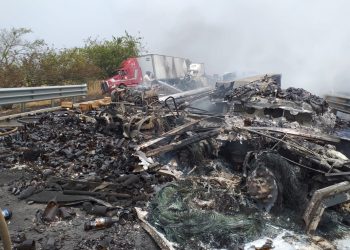 Se calcinan dos personas en accidente automovilístico en la Tinaja-Cosoleacaque