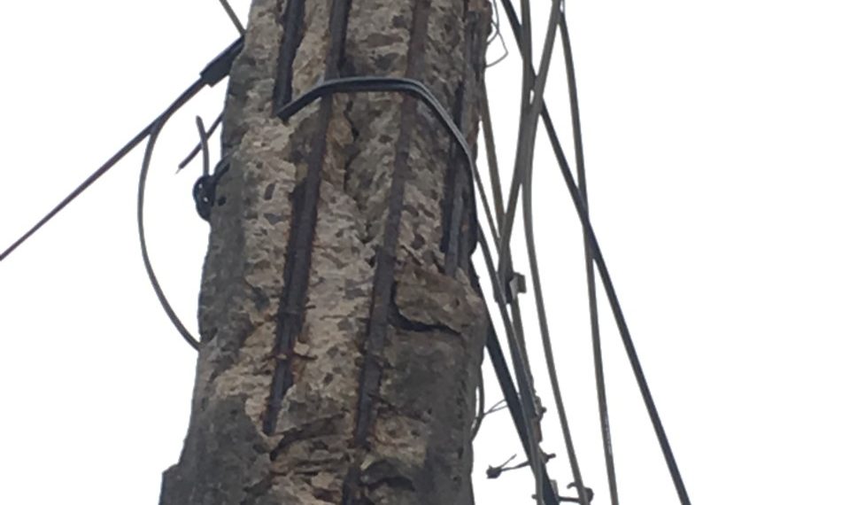 #Denuncia Ciudadana a punto de caerse un Poste de alumbrado Publico en el Tesoro solicitan que el alcalde autorice cambiar el poste