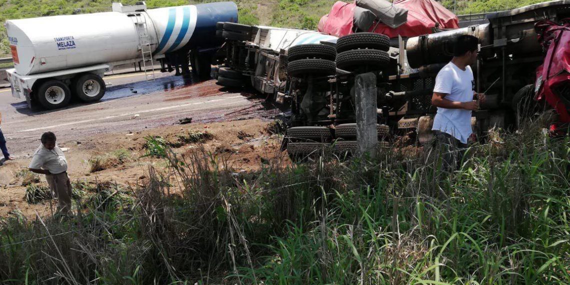 Accidente múltiple entre tracto camión y vehículos particulares en carretera hacia Cardel