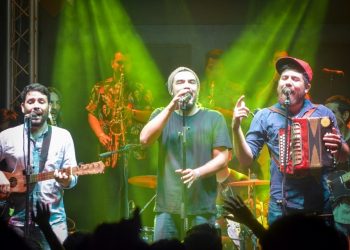 Encarcelan a fotógrafa y tres músicos de ‘Los Choclok’ en Tatahuicapan