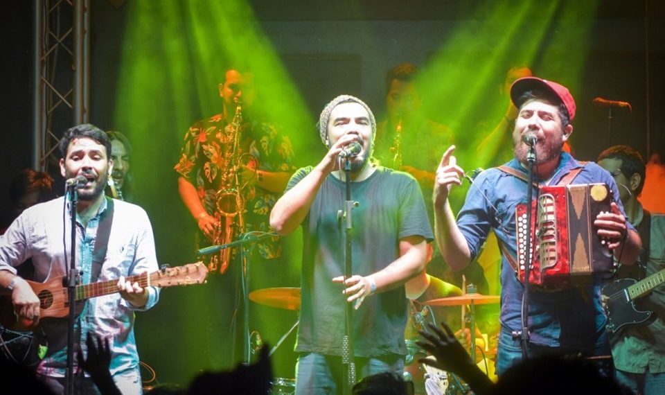 Encarcelan a fotógrafa y tres músicos de ‘Los Choclok’ en Tatahuicapan