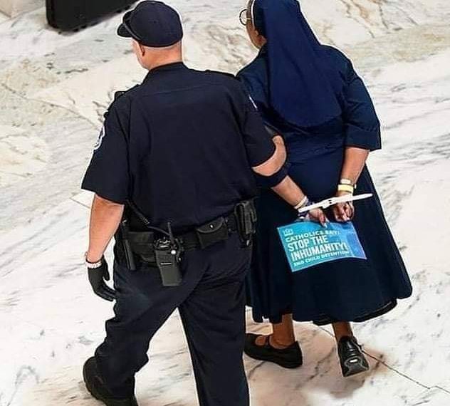 Policias Detienen a Religiosas