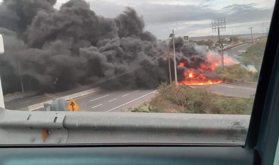 Se salva de milagro conductor de pipa incendiada en Veracruz