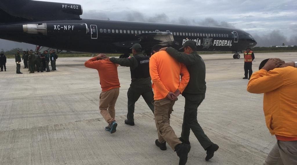 Hugo limpia el penal de Coatza, traslada 171 internos a distintas cárceles federales