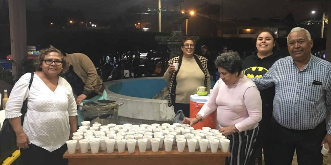 Fervor Guadalupano Regalan Champurrado tortas y bocadillos a los Peregrinos.