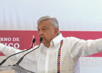Amaga Obrador con suspender encuentro por gritos en gira