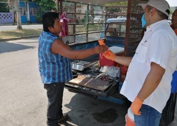 Fundacion Chico Balderas se solidariza y regala gel, guantes y cubre bocas a comerciantes