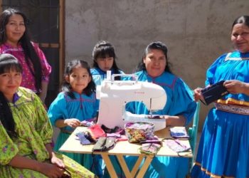 Fabricando cubrebocas sobreviven mujeres rarámuri