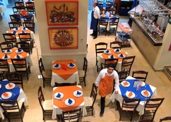 Restaurantes abiertos, pero vacíos