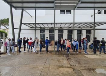 Reciben trabajadores de la salud primera vacuna
