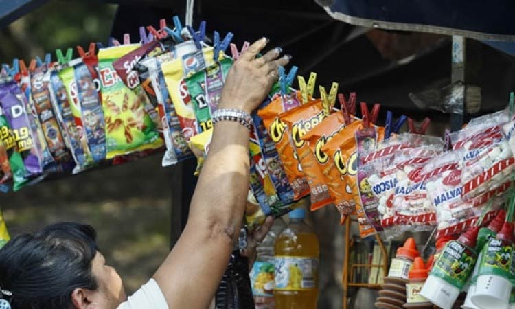 Alimentos “chatarra” no podrán venderse cerca de las escuelas