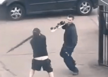 Dos hombres se viralizan en las redes tras pelearse con patineta y sombrilla en mano