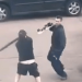 Dos hombres se viralizan en las redes tras pelearse con patineta y sombrilla en mano
