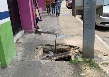 Coatza con Banquetas destrozadas en pleno centro