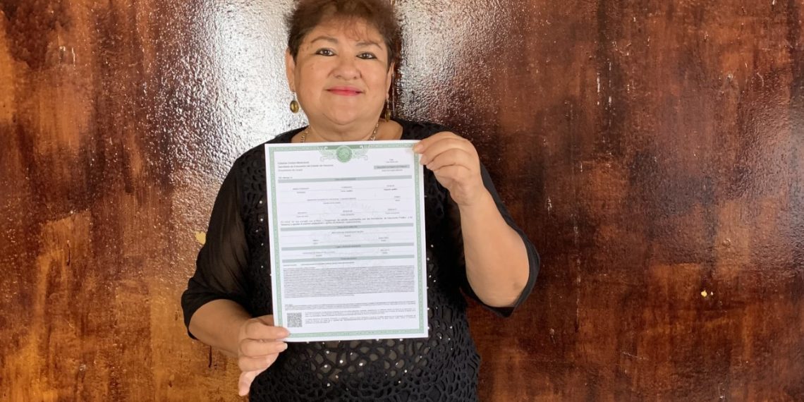 ENTREGAN TITULO DE MAESTRIA A LA LICENCIA MARIA FERNANDA DOMINGUEZ