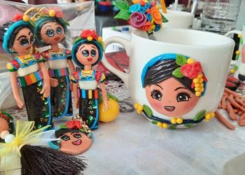 Artesana promociona a Nanchital con recuerdos