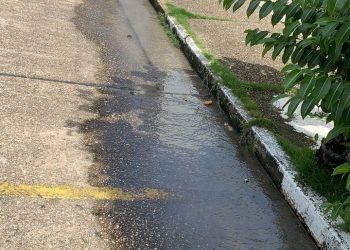 DENUNCIA CIUDADANA: FUGA DE AGUAS NEGRAS  EN CENTRO DE COATZA!!