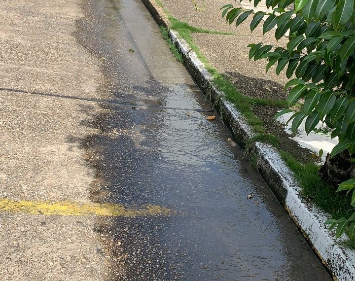 DENUNCIA CIUDADANA: FUGA DE AGUAS NEGRAS  EN CENTRO DE COATZA!!