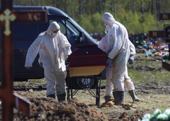 Cae vacunación de COVID 19 aunque a la semana mueren 1,500 por este virus en el mundo