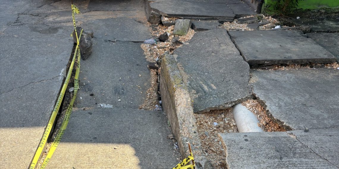 AMADO AHÍ TE HABLAN: #Destrozadas calles y banquetas en centro de coatza