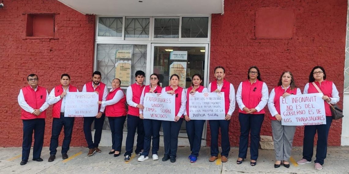 Protestan contra la reforma de la Ley del Infonavit en Coatzacoalcos
