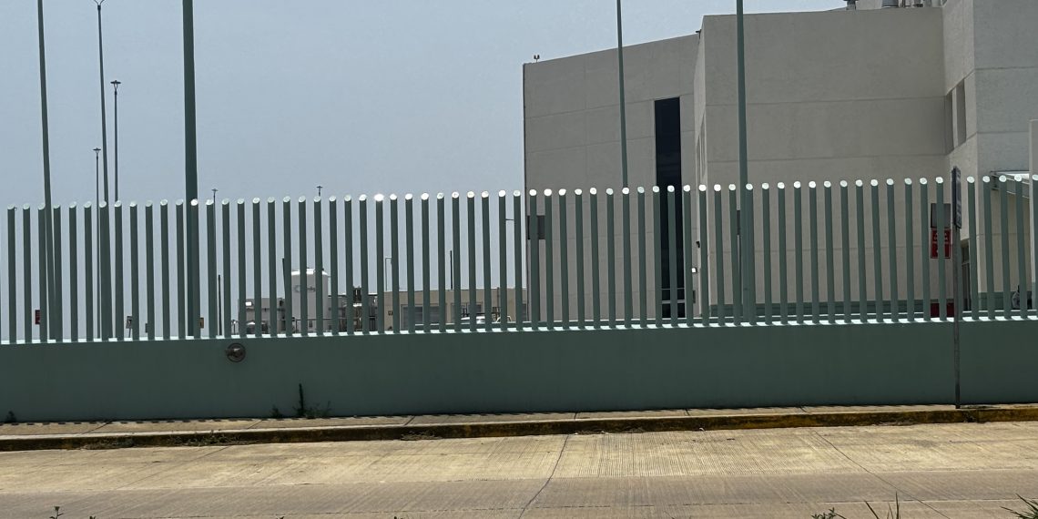 Destruyen barda funcional del Hospital del Niño en Coatzacoalcos para construir otra encima: ¿despilfarro o negocio disfrazado?