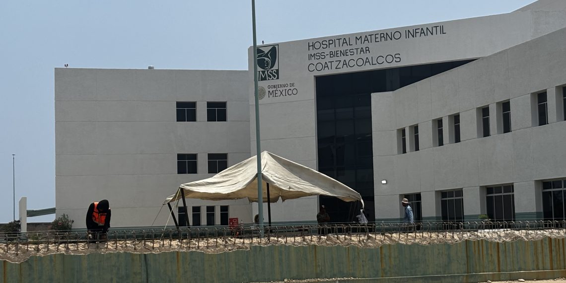 Destruyen barda funcional del Hospital del Niño en Coatzacoalcos para construir otra encima: ¿despilfarro o negocio disfrazado?